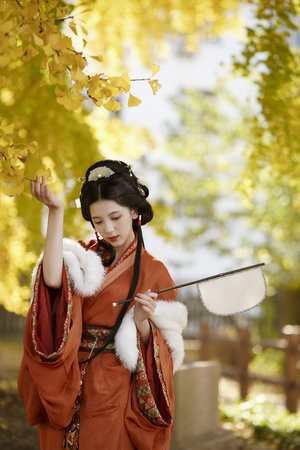 他手指来回在花缝里