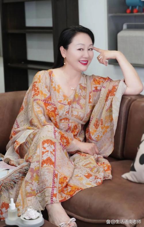 我和女警察在车上疯狂做